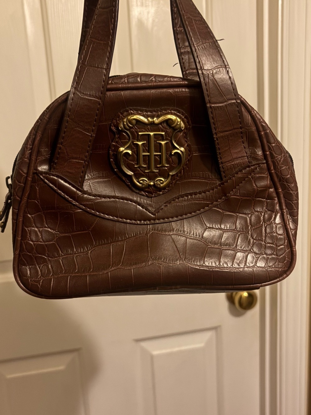 Vintage Tommy Hilfiger Dark Brown Croc-Embossed Shoulder Bag with Gold Crest